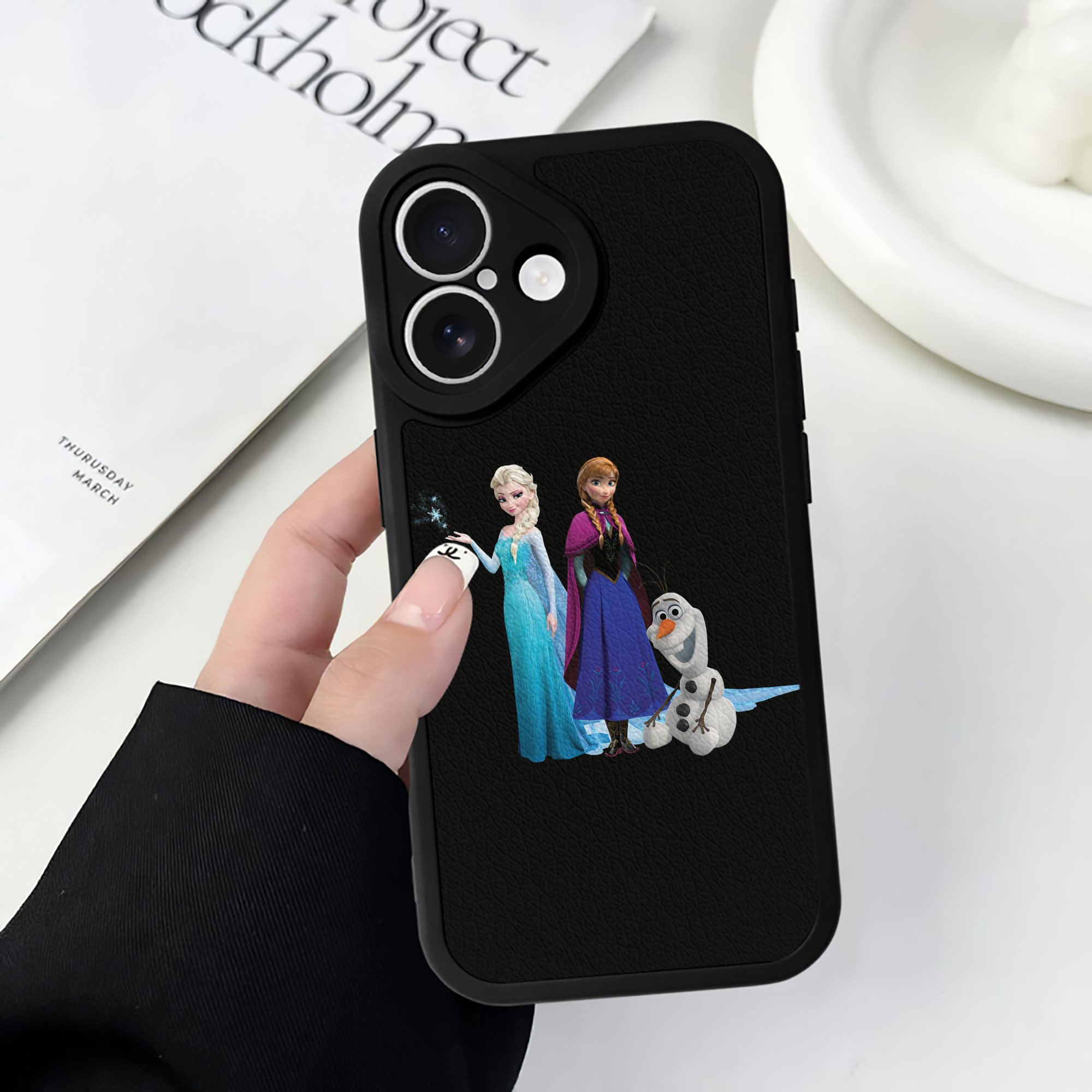（画像用） アナと雪の女王 アンナ エルサ Frozen Anna Elsa 【iPhone 16シリーズ対応】シリコンスマホケース（レザー調） 材質：シリコン